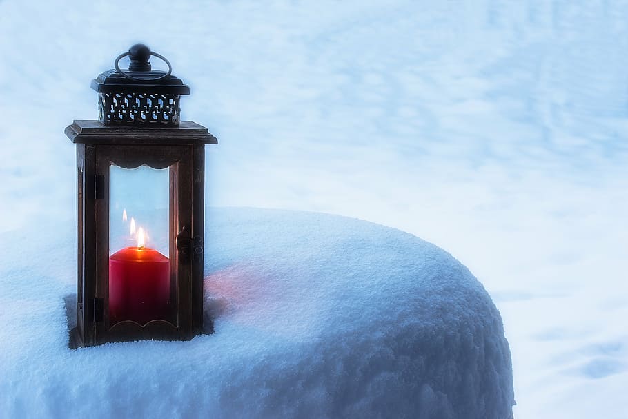 negre, fusta, vela, celebració, vermell, encès, endins, col · locat, gelat, superfície, llanterna, llum, humor, espelmes, romanç, neu, hivern, nevat, fred, dia, cap gent, temperatura de fred, naturalesa, a l'aire lliure, cel, primer pla, equips d’il·luminació, bellesa a la natura, núvol - cel, centrar-se en primer pla, Color blanc, creativitat, vidre - material, llum elèctrica, 5K