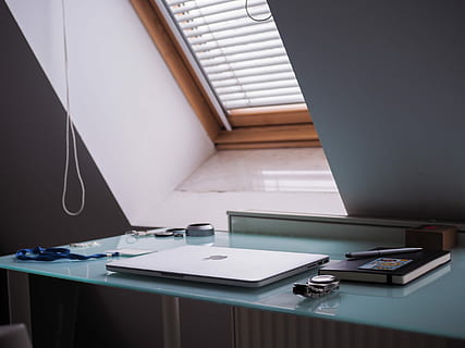 sølv macbook, macbook, ved siden af, holde øje, Bestil, arbejdsområde, vindue, skrivebord tilbehør, desktop opsætning, arbejde, skrivebord, notesbog, bærbar, reception ryddelige, Opsætning, vindue lys, hjem, hjemmekontor, hjemmekontor arbejdsområde, hjemmebord, arbejder hjemmefra, bord, indendørs, ingen mennesker, computer, møbel, kontor, teknologi, fravær, forretning, dag, arkitektur, papir, trådløs teknologi, meddelelse, offentliggørelse, 4K, CC0, offentligt domæne, royaltyfrie