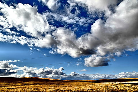 skyet dag, blå, lyse, skyer, overskyet, dagslys, Mark, græs, græsarealer, himmel, høj, landskab, natur, udendørs, landdistrikterne, naturskøn, syn, royalty billeder, sky - himmel, scenics - natur, miljø, skønhed i naturen, cloudscape, rolig scene, ro, jord, ingen mennesker, dag, horisont, ikke-urbane scene, plante, horisont over land, halvtørre, rullende landskab, prærie, 4K, CC0, offentligt domæne, royaltyfrie