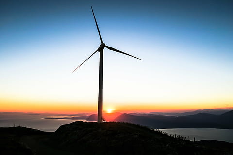 foto, molino, mar, claro, azul, cielo, tiempo de día, silueta, parte superior, colina, montaña, oscuro, puesta de sol, la carretera, naturaleza, Oceano, lago, agua, energía eólica, turbina eólica, energía alternativa, generación de combustible y energía, conservación del medio ambiente, energía renovable, tecnología, turbina, ambiente, belleza en la naturaleza, paisajes - naturaleza, nadie, paisaje, color naranja, escena no urbana, al aire libre, poder en la naturaleza, recursos sustentables, cielo romantico, fuente de alimentación, 5K