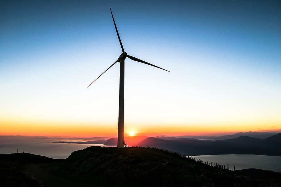 foto, molí de vent, mar, clar, blau, cel, durant el dia, silueta, superior, turó, muntanya, fosc, posta de sol, carretera, naturalesa, oceà, llac, aigua, energia eòlica, aerogenerador, energia alternativa, generació de combustible i energia, conservació del medi ambient, energia renovable, tecnologia, turbina, medi ambient, bellesa a la natura, escenics - natura, cap gent, paisatge, color taronja, escena no urbana, a l'aire lliure, poder a la natura, recursos sostenibles, cel romàntic, Font d'alimentació, 5K