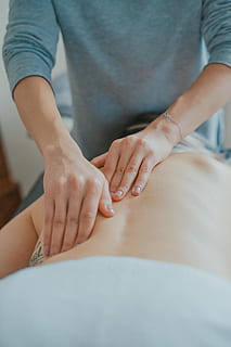 mand, masserer, kvinde, legeme, person, personer, tilbage, midsection, menneskelig kropsdel, voksen, Kvinder, menneskelig hånd, hånd, indendørs, velvære, lempelse, rigtige mennesker, livsstil, forfra, krops pleje, kropsdel, fokus på forgrunden, sund livsstil, spa, luksus, 4K, CC0, offentligt domæne, royaltyfrie