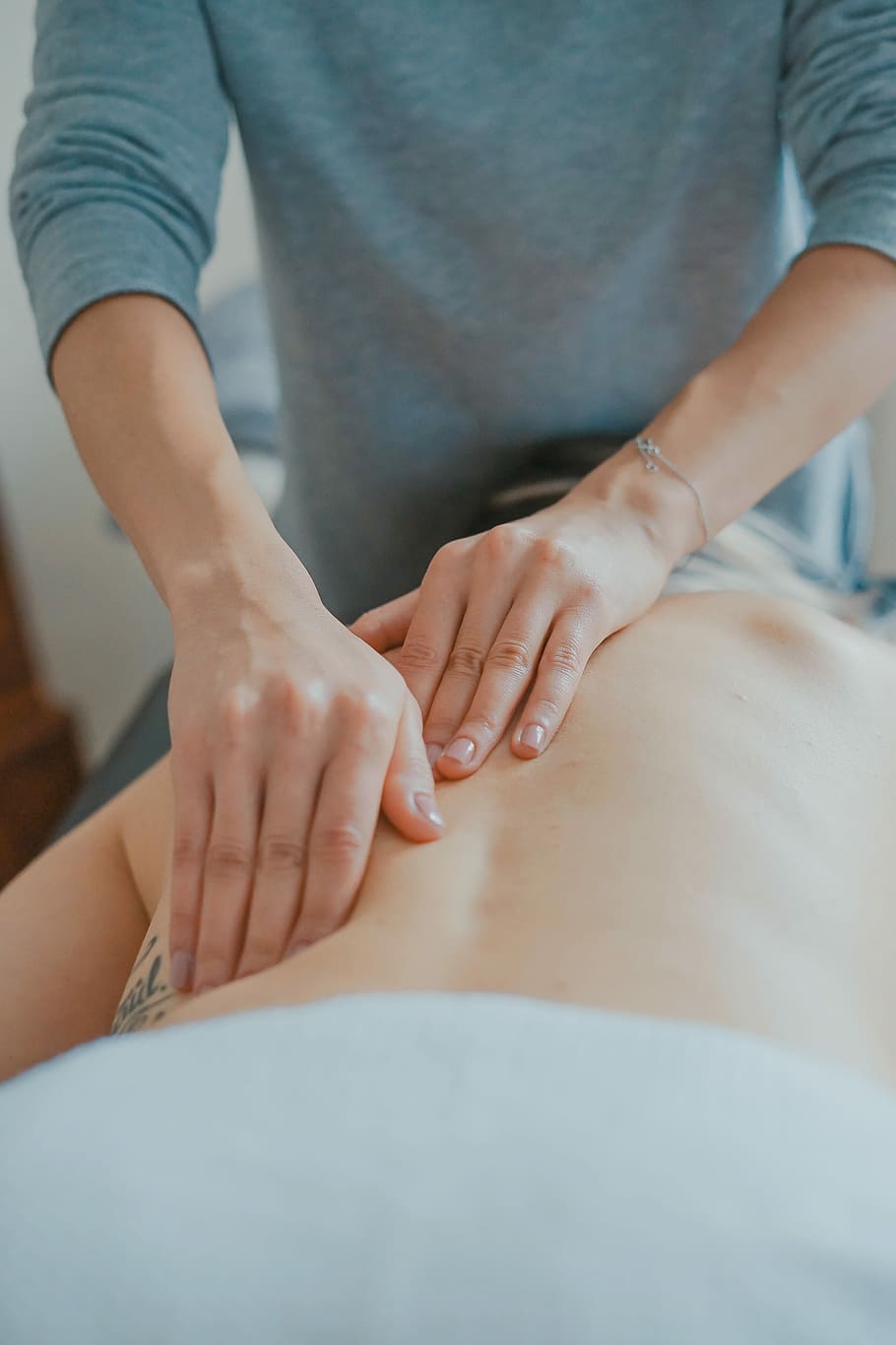 mand, masserer, kvinde, legeme, person, personer, tilbage, midsection, menneskelig kropsdel, voksen, Kvinder, menneskelig hånd, hånd, indendørs, velvære, lempelse, rigtige mennesker, livsstil, forfra, krops pleje, kropsdel, fokus på forgrunden, sund livsstil, spa, luksus, 4K