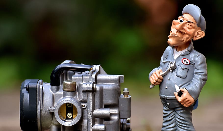 carburatore grigio, meccanico, figura, macchina, divertente, vite, lavoro, adulto, una persona, uomini, occupazione, in piedi, maschi, macchina fotografica - attrezzatura fotografica, ritratto, creatività, giorno, cappello, all'aperto, tecnologia, rappresentazione umana, temi fotografici, natura, concentrarsi sulle conoscenze acquisite, 4K