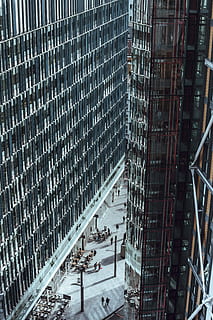 skycraper, arquitectura, edificio, infraestructura, estructura, establecimiento, apartamento, ventanas, condominio, hotel, gente, tienda, la carretera, centro comercial, negocio, estructura construida, escena urbana, industria de construccion, exterior del edificio, ciudad, día, vista de alto ángulo, nadie, moderno, al aire libre, transporte, industria, edificio de oficinas exterior, Distrito residencial, metal, escalera, coche, rascacielos, 5K, CC0, dominio público, libre de derechos