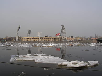 riu, primavera, ciutat, fred com el gel, aigua freda, primavera, ciutat, gel, fred, aigua, hivern, neu, arquitectura i edificis, temperatura de fred, reflexió, cap gent, congelat, arquitectura, exterior de l'edifici, cel, estructura construïda, naturalesa, llac, dia, edifici, qüestions ambientals, a l'aire lliure, Pol · lució, gratacels, flotant a l'aigua, 2K, CC0, domini públic, lliure de regalies