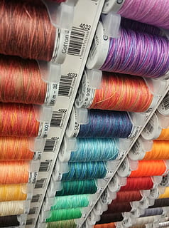 threads, kleuren, naaien, het naaien, ambachten, spoel, draad, multi gekleurd, wol, textiel, industrie, detailopname, katoen, rood, vezel, ambacht, materiaal, achtergronden, hobbies, kleermaker, mode, textielindustrie, bolletje wol, variatie, keuze, geen mensen, binnenshuis, naai-item, stilleven, grote groep objecten, stack, volledig kader, 2K, CC0, publiek domein, royaltyvrij
