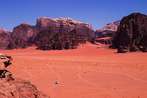 antenne, udsigt, parkeringspladser, klippeklipper, ørken, stenet, bjerg, blå, himmel, hvid, bil, dagtimerne, natur, utah, scenics, USA, landskab, rock-objekt, udendørs, ingen mennesker, ekstremt terræn, Nationalpark, rejse steder, skønhed i naturen, røde klipper, sydvest usa, sandsten, landskaber, geologi, sand, klippe, rock formation, solid, scenics - natur, skyfri himmel, jord, miljø, rejsemål, ikke-urbane scene, rejse, rolig scene, klima, tørt klima, eroderet, formation, halvtørre, 4K, CC0, offentligt domæne, royaltyfrie