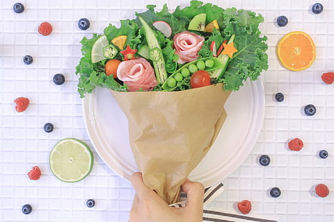 Person, halten, sortiert, Gemüse, Blumen, Papierkegel, Papier-, Kegel, Lebensmittel, Salat, Frische, menschliche Hand, gesundes Essen, Tabelle, Mahlzeit, Essen und Trinken, Tischdecke, Nahansicht, drinnen, Obst, Tomate, Wohlbefinden, eine Person, Hand, menschliches Körperteil, Grüner Salat, Lebensstile, fertig für den Verzehr, High Angle View, Rucola, 1080P, CC0, gemeinfrei, lizenzfrei