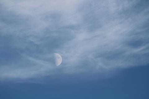 Mond am Himmel, Mond, Wolken, Himmel, Planet, Mond-, Orbit, Dunst, Atmosphäre, Astronomie, Krater, Natur, Schönheit in der Natur, wolke - himmel, Flachwinkelansicht, szenen, Ruhe, nur himmel, Szenen - Natur, Platz, ruhige Szene, Blau, keine Leute, Halbmond, Nacht-, draußen, planetarischer Mond, idyllisch, Astrologie, Weltraum und Astronomie, 5K, CC0, gemeinfrei, lizenzfrei