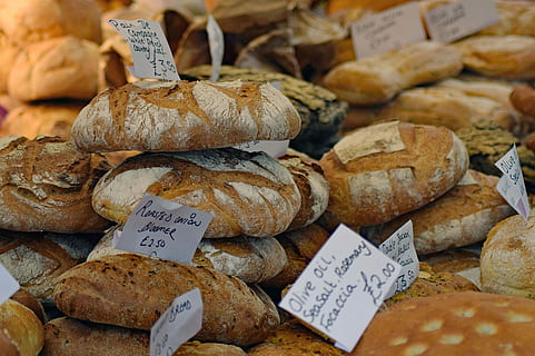 Brot, Bioladen, Bäckerei, natürlich, frisch, Markt, hausgemacht, Frische, Essen und Trinken, Lebensmittel, keine Leute, große gruppe von gegenständen, Fülle, Verkauf, Text, Preisschild, Kommunikation, Geschäft, Wahl, Variation, Stillleben, Marktstand, Etikette, zu verkaufen, Nahansicht, Verkaufsdisplay, französisches Essen, 4K, CC0, gemeinfrei, lizenzfrei