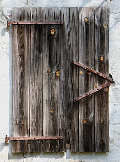 finestra, caixa, vell, descuidat, refugi, sortir, resistent, transitori, oblida't, edifici antic, fusta, caseta forestal, caduc, aixafar, material de fusta, porta, entrada, cap gent, rovellat, protecció, metall, tancat, dia, seguretat, primer pla, espatllat, arquitectura, declivi, deteriorament, a l'aire lliure, abandonat, pestell, 4K, CC0, domini públic, lliure de regalies