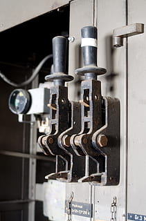 courant, commutateur, Obliger, industriel, abandonné, interrupteur à couteau, bakélite, métal, machinerie, industrie, personne, usine, fermer, équipement, se concentrer sur le premier plan, à l'intérieur, partie machine, journée, tuyau - tube, La technologie, lien, équipement de fabrication, contrôle, Sécurité, bâtiment industriel, équipement industriel, 1080P, CC0, domaine public, libre de droits