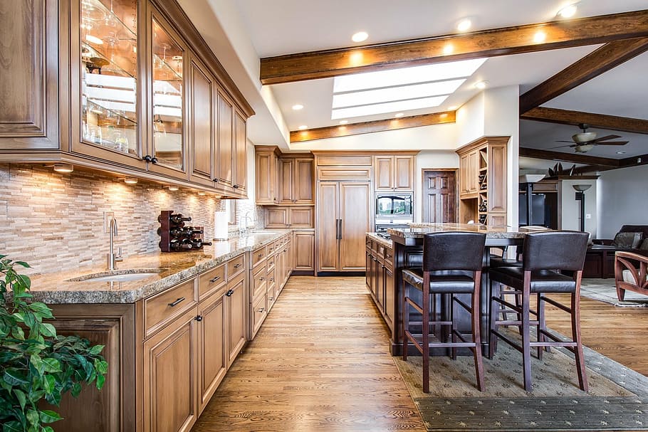 foto, marró, fusta, armaris de cuina, illa de cuina, cuina, menjar, interior, casa, habitació, disseny, modern, mobles, arquitectura, pis, luxe, decoració, propietat, vivent, brillant, comptador, estil, contemporani, a l'interior, taula, interior de casa, sòls, habitació domèstica, material de fusta, cuina domèstica, cap gent, edifici residencial, elegància, cadira, Dins de, estructura construïda, equips d’il·luminació, edifici, il·luminat, seient, riquesa, absència, sostre, 1080P