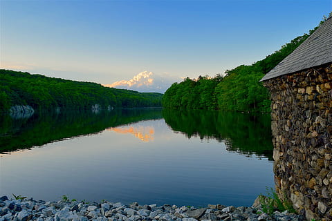 lago, tramonto, nuvole, riflessione, alberi, foresta, parco, sera, cielo, natura, paesaggio, acqua, blu, crepuscolo, luce del sole, panoramico, orizzonte, all'aperto, costa, primavera, montagna, estate, Paesaggi, scena rurale, scenics - natura, bellezza nella natura, la tranquillità, albero, architettura, scena tranquilla, nessuno, pianta, struttura costruita, scena non urbana, Casa, lungomare, colore verde, 4K, CC0, dominio pubblico, privo di copyright