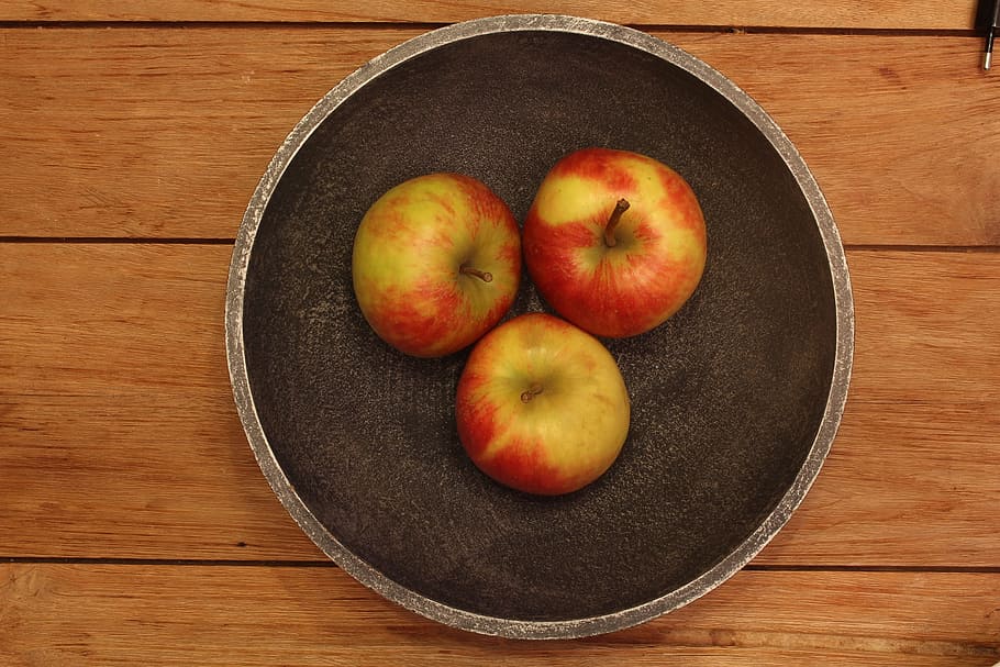 Apfel, Holz, Deko, Schale, Obst, gesundes Essen, Holz - Material, Frische, Essen und Trinken, Tabelle, Lebensmittel, Wohlbefinden, Stillleben, High Angle View, Apfel - Frucht, direkt darüber, drinnen, keine Leute, rot, Schüssel, Gruppe von Objekten, Nahansicht, Teller, Container, Tablett, 2K