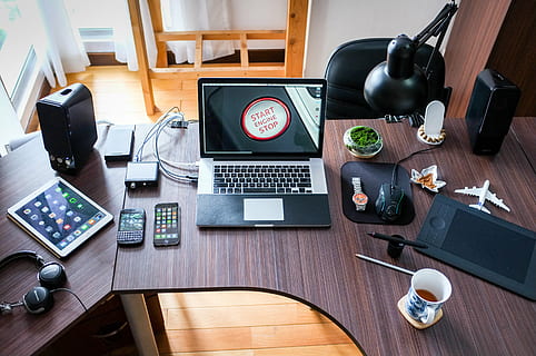 tourné, macbook, pro, blanc, ipad, Haut, ordinateur, travail, Bureau, affaires, La technologie, portable, l'Internet, travaillant sur ordinateur, entreprise, moderne, professionnel, table, lieu de travail, moniteur, écran, carnet, conception, à l'intérieur, plaque tournante, clavier d'ordinateur, chaise, machine à écrire, personne, meubles, vue grand angle, tasse, Nourriture et boisson, la communication, lien, bois - matériau, équipement informatique, agresser, café, Technologie sans fil, boisson, tasse à café, café - boisson, moniteur d'ordinateur, vaisselle, 4K, CC0, domaine public, libre de droits