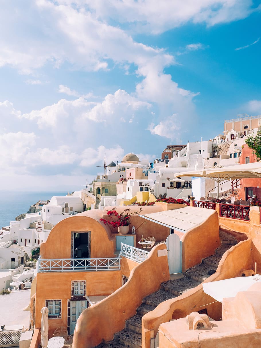 santorini, grècia, foto, referència, daytie, edifici, cel blau, núvol, casa, arquitectura, cloudscape, balcó, finestra, porta, pas, escales, turista, vora del mar, mar, cel, blau, sol, descobrir, exterior de l'edifici, estructura construïda, núvol - cel, barri residencial, ciutat, dia, naturalesa, comunitat, cap gent, llum solar, a l'aire lliure, paisatge urbà, destinacions de viatge, 4K