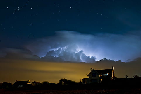 storm, skyer, himmel, storm skyer, natur, mørk, vejr, dramatisk, landskab, sæson, miljø, skygge, arkitektur, sky - himmel, bygget struktur, nat, bygning udvendig, scenics - natur, bygning, ingen mennesker, skønhed i naturen, stjerne - rum, hus, magt i naturen, silhuet, tordenvejr, lyn, udendørs, astronomi, 4K, CC0, offentligt domæne, royaltyfrie