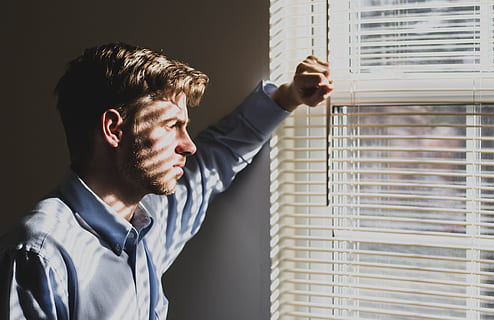 tipo, uomo, persone, finestra, luce del sole, solo, maschio, benda, adulto, una persona, giovane adulto, persiane, in casa, vista laterale, uomini, in piedi, giovani uomini, analizzare, cercare, guardare, braccio umano, architettura, dalla vita in su, stili di vita, colpo alla testa, interno di casa, arto umano, braccia alzate, vista profilo, depressione - tristezza, 4K, CC0, dominio pubblico, privo di copyright
