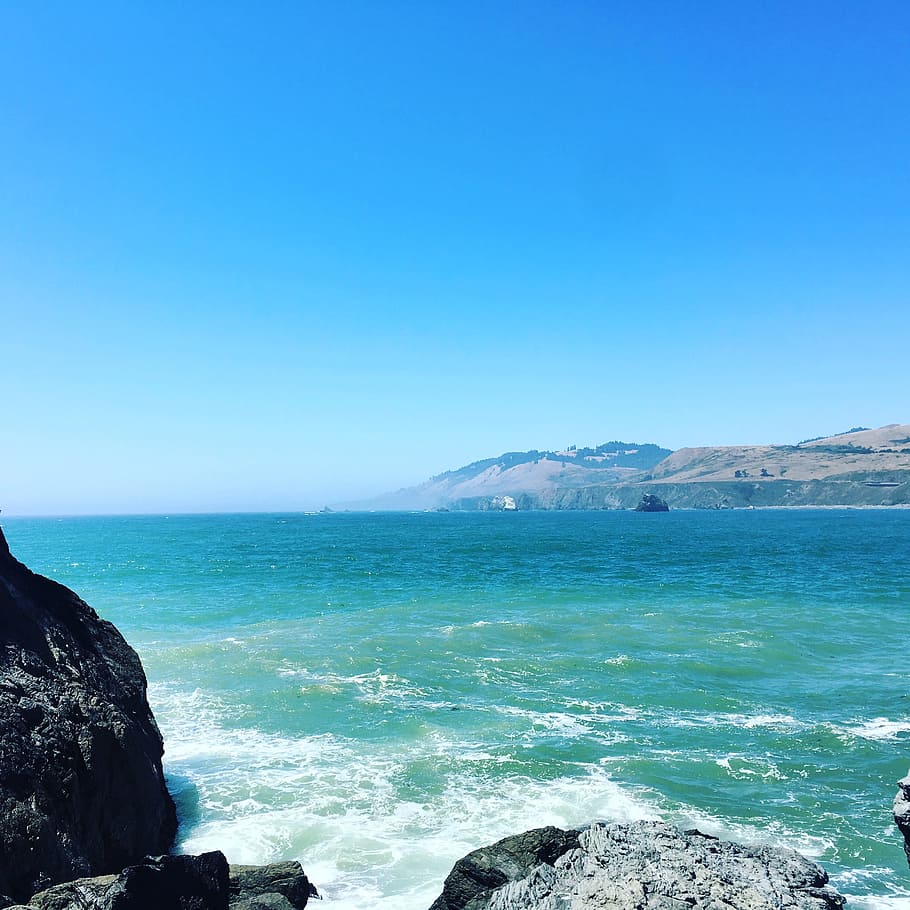 onde oceaniche, rocce, natura, spiaggia, marea, oceano, onde, schiuma, energia, mare, costa, estate, potente, Paesaggi, roccia - oggetto, orizzonte sull'acqua, cielo sereno, acqua, cielo, scenics - natura, bellezza nella natura, blu, roccia, la tranquillità, scena tranquilla, terra, solido, copia spazio, giorno, nessuno, movimento, all'aperto, 2K