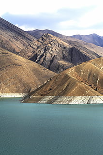 Marrone, montagne, corpo, acqua, terreno di montagna, montagna, catena montuosa, diga, paesaggio, lago, scenics - natura, bellezza nella natura, scena tranquilla, la tranquillità, cielo, scena non urbana, giorno, natura, nessuno, idilliaco, ambiente, nuvola - cielo, destinazioni di viaggio, lungomare, all'aperto, clima arido, color turchese, sale piatto, 5K, CC0, dominio pubblico, privo di copyright