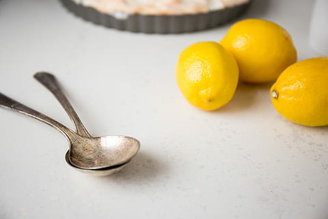 guldske, citron, to, rustfri, stålske, ved siden af, citroner, top, bord, skeer, bagning, madlavning, køkken, mad, mad og drikke, køkkenredskaber, sund kost, frugt, ske, velvære, citrus frugt, spise redskaber, husholdningsudstyr, friskhed, indendørs, ingen mennesker, tæt på, gruppe af objekter, stilleben, studio skud, mandarin, sund livsstil, lille gruppe af objekter, orange, 5K, CC0, offentligt domæne, royaltyfrie