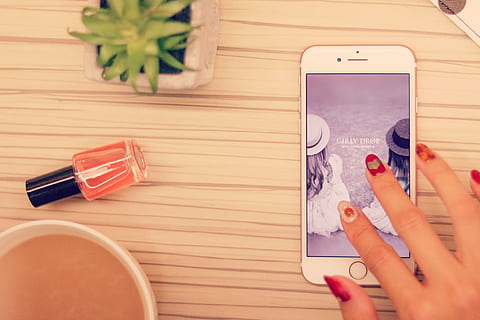 kişi, kırmızı, manikür, dokunma, ekran, gül, altın iphone 6, 6s, Altın gül, iphone 6 s, kapatmak, insan eli, cep telefonu, teknoloji, KADIN, insan vücudu parçası, kablosuz teknoloji, taşınabilir bilgi cihazı, akıllı telefon, iletişim, el, bir kişi, bağ, tutma, içeriye, tablo, yaşam, telefon, vücut parçası, yetişkin, parmak, tırnak, 1080P, CC0, kamu malı, telif ücretsiz