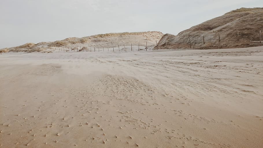 Dünen, Foto, braun, Berg, tagsüber, Sand, Strand, Spuren, Düne, Wüste, Zaun, Hügel, Gras, leeren, Wind, Land, Himmel, Szenen - Natur, Natur, Umgebung, Schönheit in der Natur, Rock - Objekt, Rock, keine Leute, klarer Himmel, solide, Felsformation, Landschaft, Nicht-städtische Szene, Tag, Wasser, draußen, Klima, trockenes Klima, halbtrocken, 4K