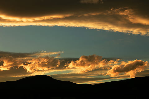 bjerg, gylden, time, silhuet, skumring, skyer, himmel, cloudscape, aften, oransje himmel, blå himmel, bands, nat, Sky, baggrund, kontrast, sort, mørk, bakke, farvebånd, dramatisk, sky - himmel, skønhed i naturen, solnedgang, scenics - natur, ro, rolig scene, natur, ingen mennesker, dramatisk himmel, idyllisk, miljø, ikke-urbane scene, orange farve, landskab, bjergkæde, udendørs, bjergtop, 5K, CC0, offentligt domæne, royaltyfrie