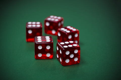cinc, vermell, blanc, daus, cub, jugar, joc, risc, casino, pòquer, sort, oci, craps, jugadors, victòria, adicció, plaer, oportunitat, jocs d’oci, cultura i entreteniment artístic, tir de l'estudi, relaxació, a l'interior, grup d'objectes, fons verd, activitat d'oci, cap gent, primer pla, fons de colors, taula, grup mitjà d'objectes, 5K, CC0, domini públic, lliure de regalies