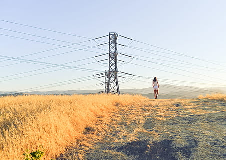 Kadın, yürüme, alan, model, Güç hatları, kamu malı görüntüleri, elektrik, bir kişi, gökyüzü, kablo, elektrik pilonu, peyzaj, doğa, arazi, çevre, teknoloji, güç hattı, dikiz, yetişkin, güç kaynağı, yakıt ve enerji üretimi, uzak, bağ, açık havada, 1080P, CC0, kamu malı, telif ücretsiz