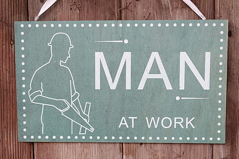 escudo, homem, figura, trabalhos, ferramenta, quadro-negro, dentro de casa, dia, ninguém, comunicação, borda, texto, roteiro ocidental, placa, madeira - material, cor branca, criatividade, arquitetura, letra maiúscula, direção, Diversão, símbolo de seta, fechar-se, recurso de construção de parede, carta, mensagem, 5K, CC0, domínio público, royalty free