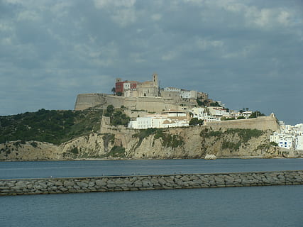 ibiza, alt, Rom, Glockenturm, Gebäude, Steine, Abtei, Wasser, die Architektur, Himmel, gebaute Struktur, wolke - himmel, Gebäudehülle, Geschichte, Natur, keine Leute, die Vergangenheit, Tag, Meer, Schönheit in der Natur, Ufergegend, draußen, Szenen - Natur, Baum, Schloss, 2K, CC0, gemeinfrei, lizenzfrei