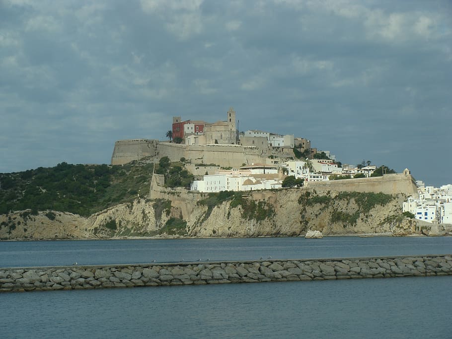 ibiza, vecchio, rom, Torre dell'orologio, costruzione, pietre, abbazia, acqua, architettura, cielo, struttura costruita, nuvola - cielo, esterno dell'edificio, storia, natura, nessuno, il passato, giorno, mare, bellezza nella natura, lungomare, all'aperto, scenics - natura, albero, castello, 2K