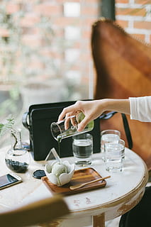 person, hælde, væske, klar, glaskande, glas, kande, Kvinder, mennesker, bord, indendørs, menneskelig hånd, restaurant, hunner, en person, forretning, cafe, kaffe - drikke, teknologi, voksen, livsstil, kun en kvinde, kun voksne, menneskelig kropsdel, kun kvinder, rigtige mennesker, mad og drikke, midsection, smart telefon, hånd, bedrift, trådløs teknologi, mobiltelefon, meddelelse, selektiv fokusering, menneskelig lem, 4K, CC0, offentligt domæne, royaltyfrie