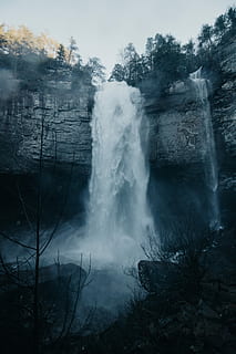 fotografía time-lapse, cascadas, blanco, nubes, foto cascada, cascada, rocas, arboles, movimiento, naturaleza, árbol, agua, planta, belleza en la naturaleza, paisajes - naturaleza, nadie, escena no urbana, tierra, escena tranquila, poder en la naturaleza, día, calor - temperatura, larga exposición, geología, cielo, al aire libre, poder, agua que fluye, fluido, 5K, CC0, dominio público, libre de derechos