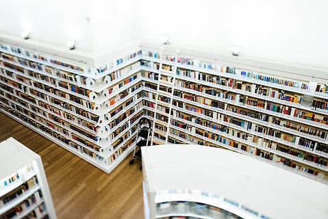 blanc, fusta, emmarcat, foto de prestatge de múltiples capes, biblioteca de llibres, llibre, biblioteca, a l'interior, prestatge, cap gent, apartament, arquitectura, finestra, estructura construïda, modern, ciutat, prestatge per a llibres, educació, exterior de l'edifici, publicació, edifici, vista d’angle baix, aprenentatge, dia, escola, luxe, 5K, CC0, domini públic, lliure de regalies