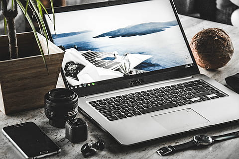 gris, negre, Asus Laptop, convertit, lent de la càmera, smartphone, tecnologia, portàtil, ordinador, tecnologia sense fils, taula, comunicació, connexió, a l'interior, cap gent, vista d’angle alt, dispositiu d’informació portàtil, natura morta, teclat d’ordinador, teclat, primer pla, equips informàtics, menjar i beguda, negocis, naturalesa, música, 5K, CC0, domini públic, lliure de regalies