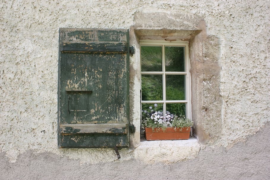 vindue, gammel, lukker, mur, bygning, væg, bygning, hjem, arkitektur, bygning udvendig, bygget struktur, dag, ingen mennesker, hus, murbygningsfunktion, plante, udendørs, lukket, potteplante, natur, boligområde, indgang, træ - materiale, dør, vækst, vinduesramme, vindues boks, 4K