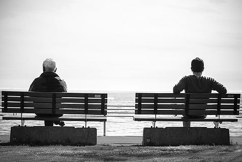 fotografia in scala di grigi, uomini, seduta, panchina, riposo, aspettare, in attesa, retrovisore, due persone, solo adulti, persone, adulto, giorno, all'aperto, donne, posto a sedere, persone reali, attività di svago, stili di vita, acqua, lunghezza intera, natura, rilassamento, cielo, mare, coppia - relazione, panchina del parco, guardando a vista, contemplazione, 4K, CC0, dominio pubblico, privo di copyright