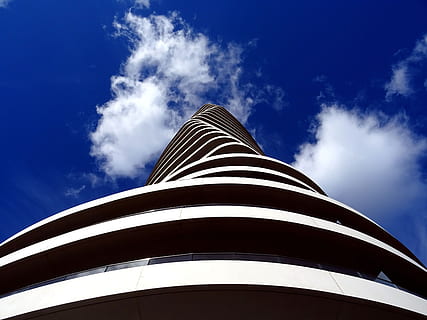 himmel, skyer, bygning, konstruksjon, arkitektonisk design, arkitektur, design, fasade, futuristiske, glass, glass elementer, glassvinduer, høy, lav vinkel skudd, moderne, utendørs, skyskraper, stål, struktur, tårn, Urban, vinduer, lav vinkel visning, sky - himmel, blå, natur, bygget struktur, dag, stripete, bygge eksteriør, ingen folk, høy - høy, sollys, by, turisme, reise, hvit farge, kontorbygning eksteriør, forurensing, rett under, 5K, CC0, offentlig domene, opphavsrett gratis