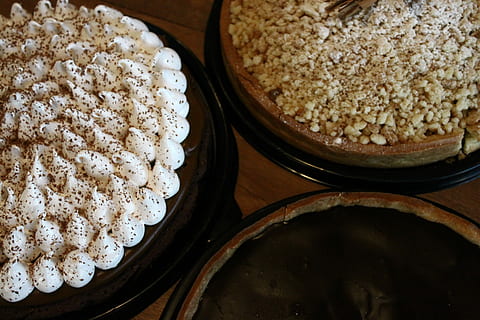 pai, kake, sjokolade, cookie, dessert, velsmakende, bakeri, hjemmelaget, matlaging, søt, deig, fersk, gourmet, nydelig, sukker, kjøkken, stil, kjeks, forberedelse, bakt, oppskrift, topp, variasjon, kokt, baking, ingredienser, krem, kanel, eple, sitron, mat, søt mat, matbit, nærbilde, mat og Drikke, innendørs, ingen folk, spise sunt, friskhet, velvære, stilleben, høy vinkel visning, bolle, bord, container, brun, valg, fristelse, frokost, servise, 4K, CC0, offentlig domene, opphavsrett gratis