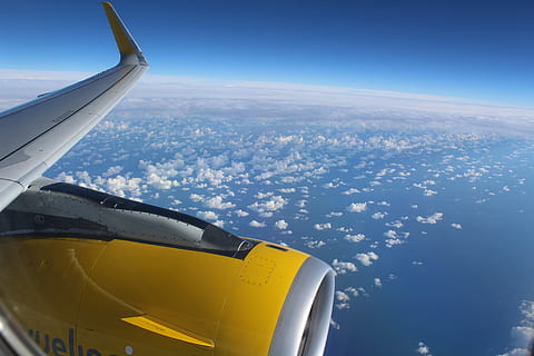 Ebene, Motor-, Wolken, Himmel, Ausflug, Flugzeug, Transport, Luftaufnahme, Blau, Meer, fliegend, Luftfahrzeug, Transportmittel, wolke - himmel, in der Luft, Flugzeugflügel, unterwegs, Bewegung, Reise, Natur, Motor, Tag, keine Leute, Fenster, Düsentriebwerk, draußen, Luft-und Raumfahrtindustrie, über, 5K, CC0, gemeinfrei, lizenzfrei