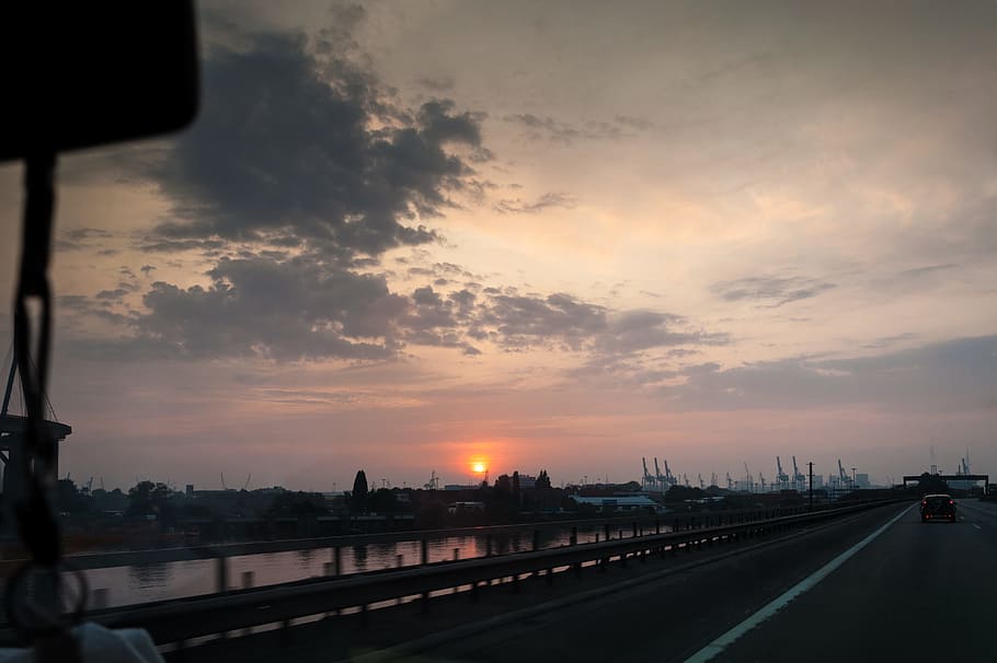 vei, soloppgang, landskap, solnedgang, arkitektur, uklarhet, bygninger, skyer, mørk, kjøring, kveld, hovedvei, industri, lys, utendørs, gate, sol, transportsystem, reise, kjøretøy, vann, himmel, sky - himmel, transport, bygget struktur, by, natur, bygge eksteriør, transportmiddel, forbindelse, oransje farge, ingen folk, bil, motorkjøretøy, bro, bro - menneskeskapte struktur, bybildet, 2K