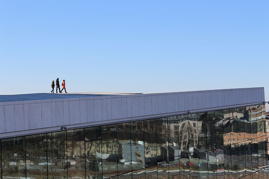 oslo, òpera, blanc, edifici, arquitectura, cel, noruega, mirall, escandinavia, norge, alexandra gutthenbach-lindau, visitoslo, estructura construïda, cel clar, exterior de l'edifici, homes, dues persones, dia, naturalesa, gent, persones reals, dones, adult, ciutat, estils de vida, blau, connexió, còpia espai, de peu, longitud completa, a l'aire lliure, 5K