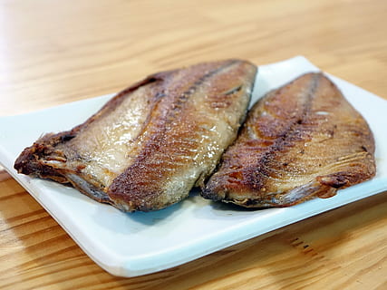A la parrilla, Mariscos, pez saba, comida y bebida, comida, nadie, adentro, plato, frescura, naturaleza muerta, mesa, de cerca, listo para comer, vista de alto ángulo, centrarse en primer plano, carne, bienestar, material de madera, alimentación saludable, tamaño de la porción, Cerdo, comida asiática, bocadillo, comida japonesa, 4K, CC0, dominio público, libre de derechos
