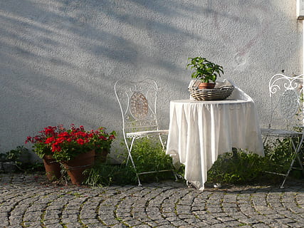 bianca, battuto, patio in ferro 3 pezzi, 3 pezzi, impostato, rosso, fiori petalo, tavolo, sedie, al di fuori, decorazione, fiore, pianta, pianta in vaso, natura, giorno, pianta fiorita, crescita, architettura, nessuno, all'aperto, Colore bianco, arte e artigianato, struttura costruita, scultura, caratteristica della parete, statua, luce del sole, colore verde, rappresentazione, posto a sedere, vaso di fiori, 2K, CC0, dominio pubblico, privo di copyright