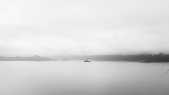 Foto, Karosserie, Wasser, Gewässer, Natur, wolke - himmel, Schwarz und weiß, bedeckt, Landschaft, See, draußen, szenen, Ruhe, Nebel, ruhige Szene, Schönheit in der Natur, Meer, Himmel, Wasserfahrzeug, Szenen - Natur, Tag, Nicht-städtische Szene, keine Leute, Transport, idyllisch, Segelboot, 4K, CC0, gemeinfrei, lizenzfrei