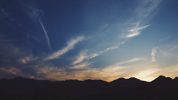 zonsondergang, silhouet, berg-, reeks, natuur, zwart, pieken, buitenshuis, schemering, schemer, hemel, wolk - lucht, schoonheid in de natuur, scenics - natuur, rustige scène, kalmte, milieu, bergketen, landschap, idyllisch, dramatische hemel, geen mensen, zon, blauw, zonnestraal, zonlicht, bergtop, 4K, CC0, publiek domein, royaltyvrij